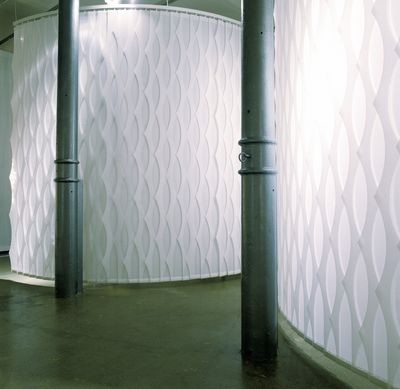 Tende a strisce verticali, Vertical Waves