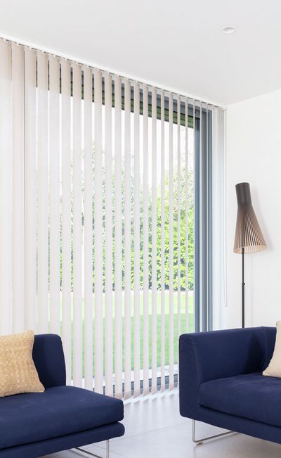 Tende a strisce verticali, SG 2910, Multi Visio, Gerrards Cross, London, United Kingdom