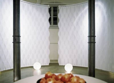 Tende a strisce verticali, Vertical Waves