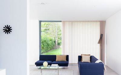 Tende a strisce verticali, SG 2910, Multi Visio, Gerrards Cross, London, United Kingdom