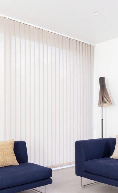 Tende a strisce verticali, SG 2910, Multi Visio, Gerrards Cross, London, United Kingdom